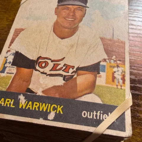 Yes, these are very low grade Venezuelan Topps, but it still pains me that they arrived secured with rubber bands. We…