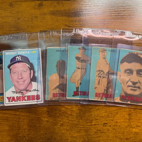 Mail day! Small but mighty with a couple nice, raw Mantles and a few beautiful Venny Retirados!